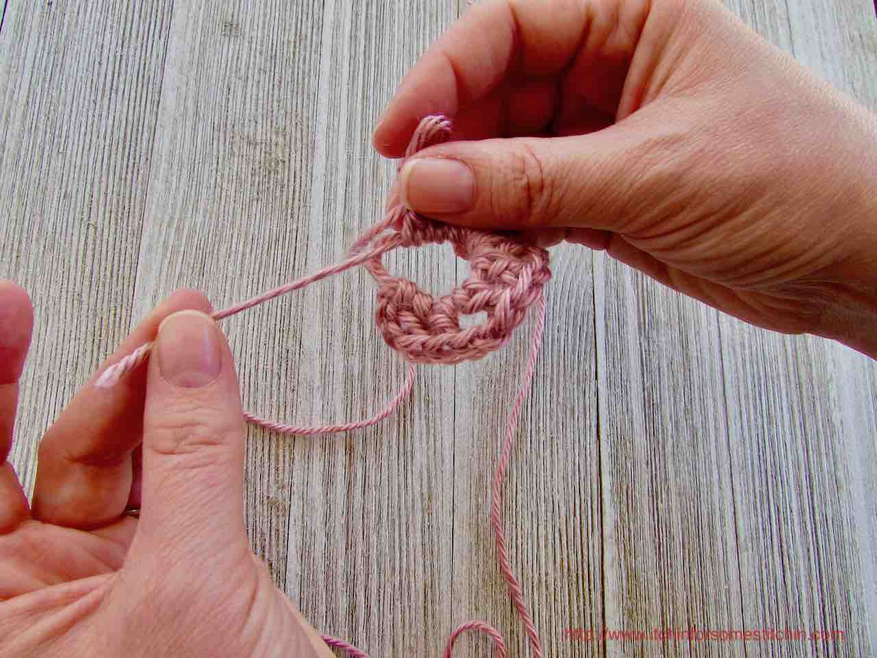 Closing the hole in the Granny Square by http://www.itchinforsomestitchin.com