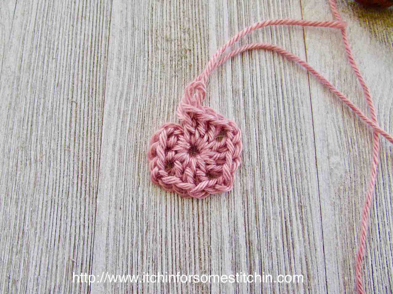 How to Crochet a Granny Square_round one by http://www.itchinforsomestitchin.com