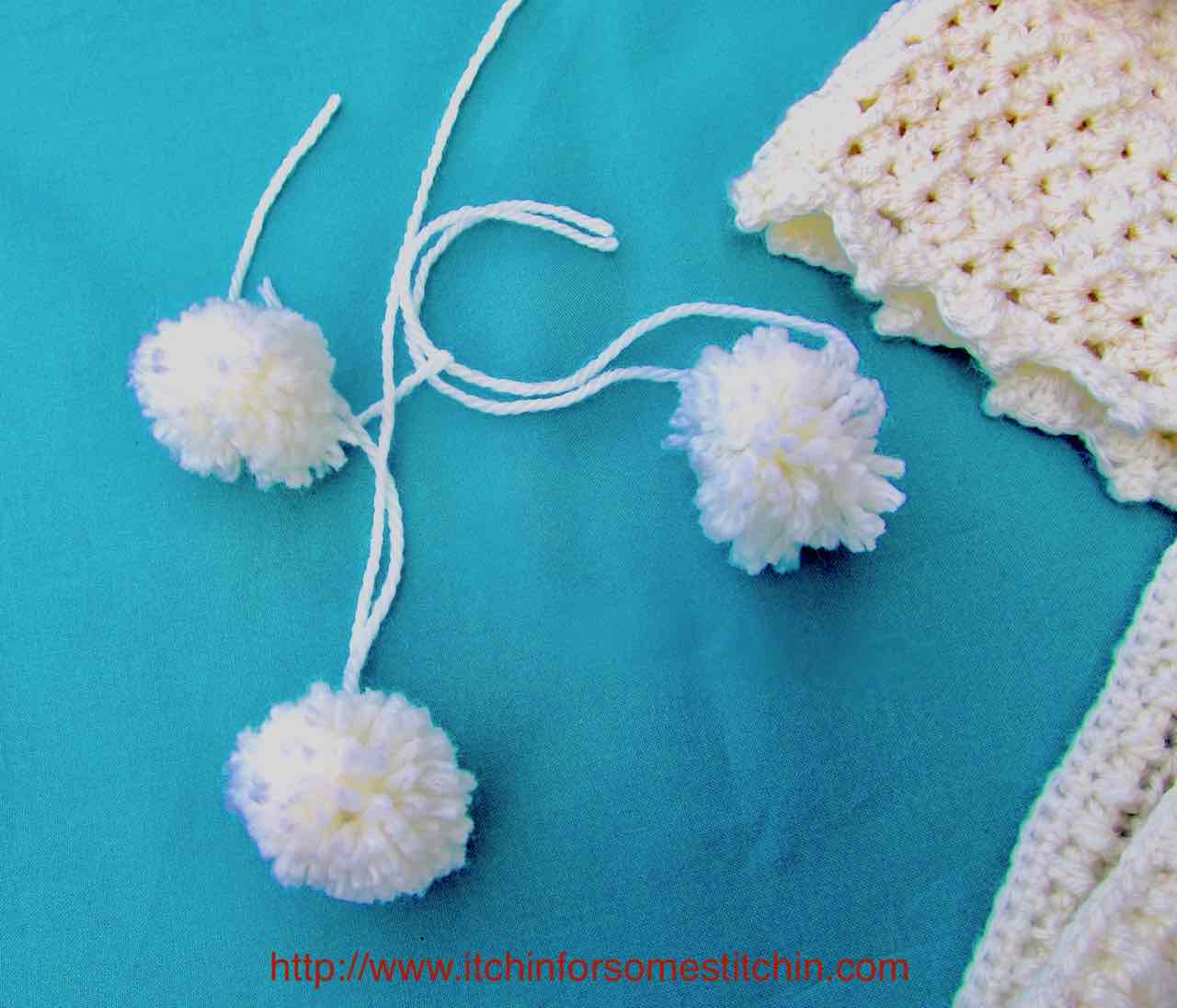 Absolute Best Way to Make Pom Poms by http://www.itchinforsomestitchin.com