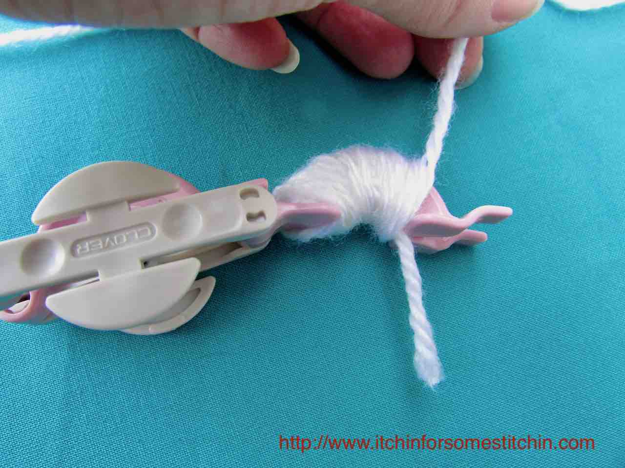 How to make a pom pom_step 1 by http://www.itchinforsomestitchin.com