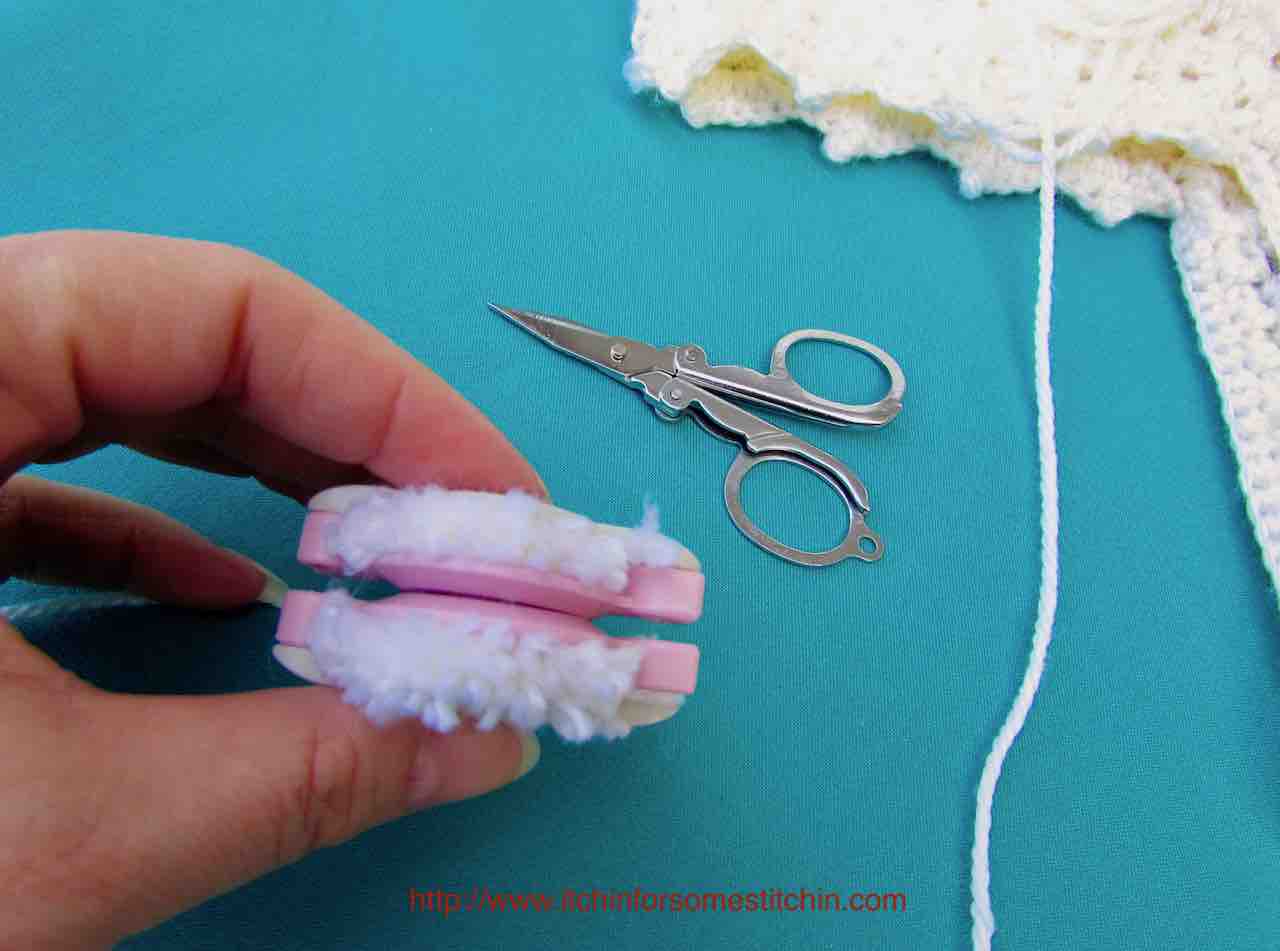 How to make a pom pom_step3c by http://www.itchinforsomestitchin.com