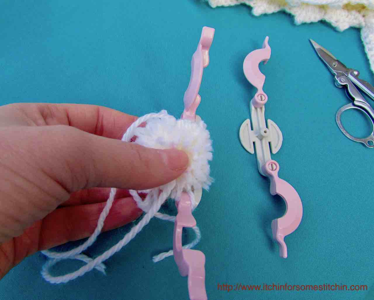 How to make a pom pom_step 6 by http://www.itchinforsomestitchin.com