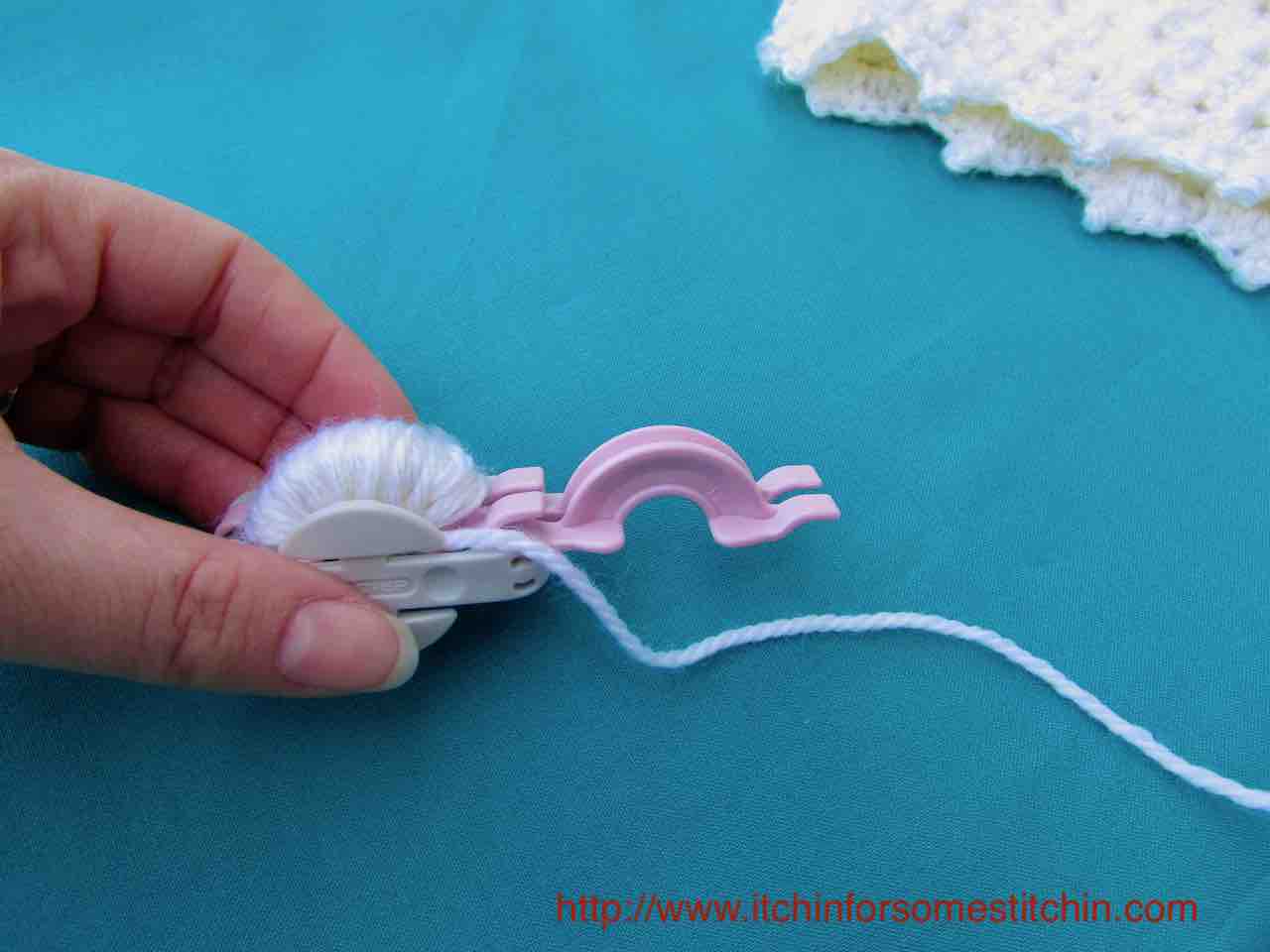 How to make a pom pom_step 2a by http://www.itchinforsomestitchin.com