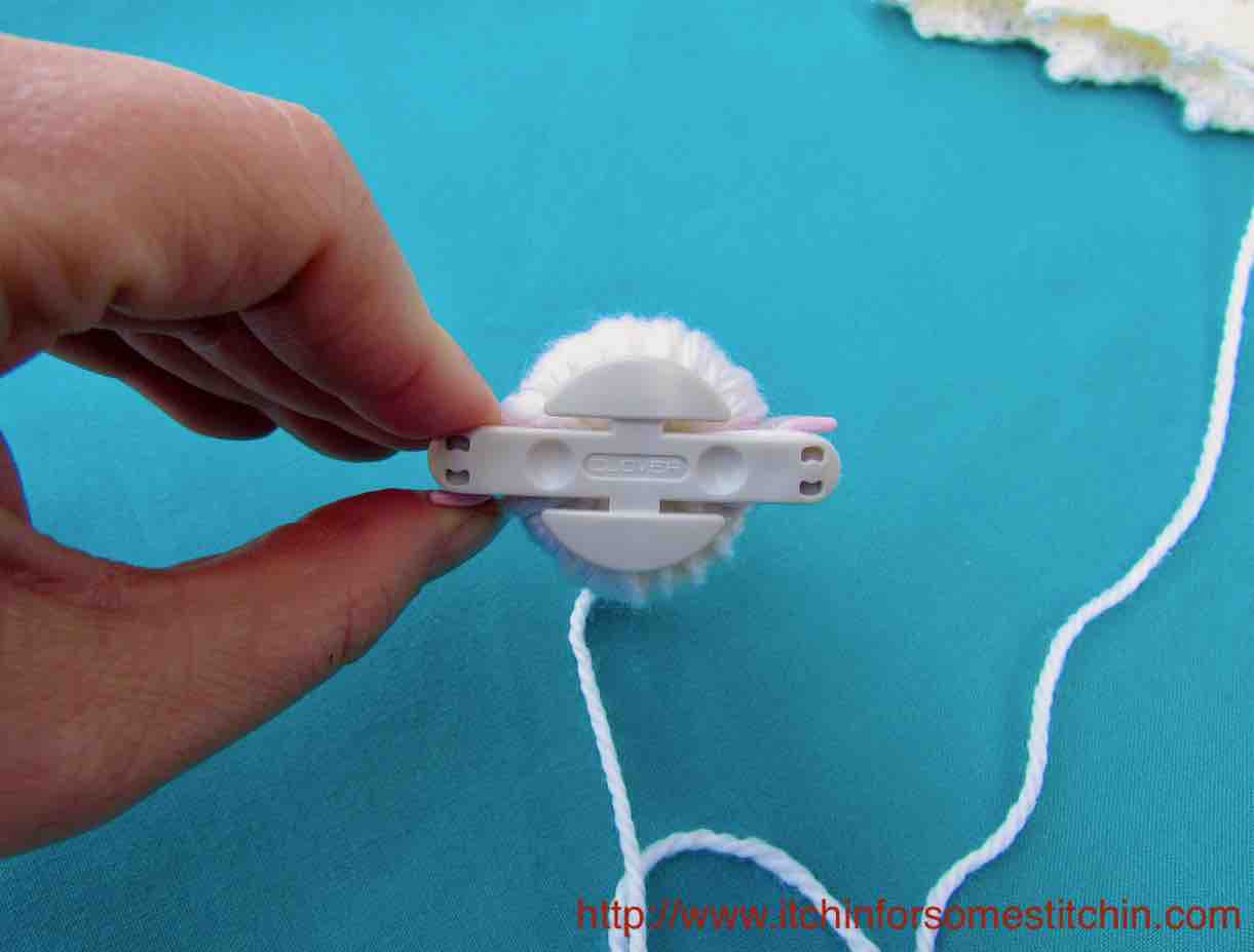 How to make a pom pom_wrapped and closed by http://www.itchinforsomestitchin.com