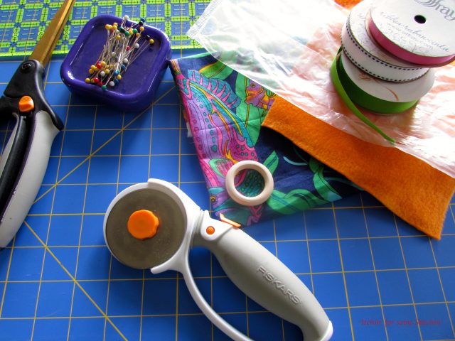 Materials needed to sew a simple crinkly taggie toy. http://www.itchinforsomestitchin.com