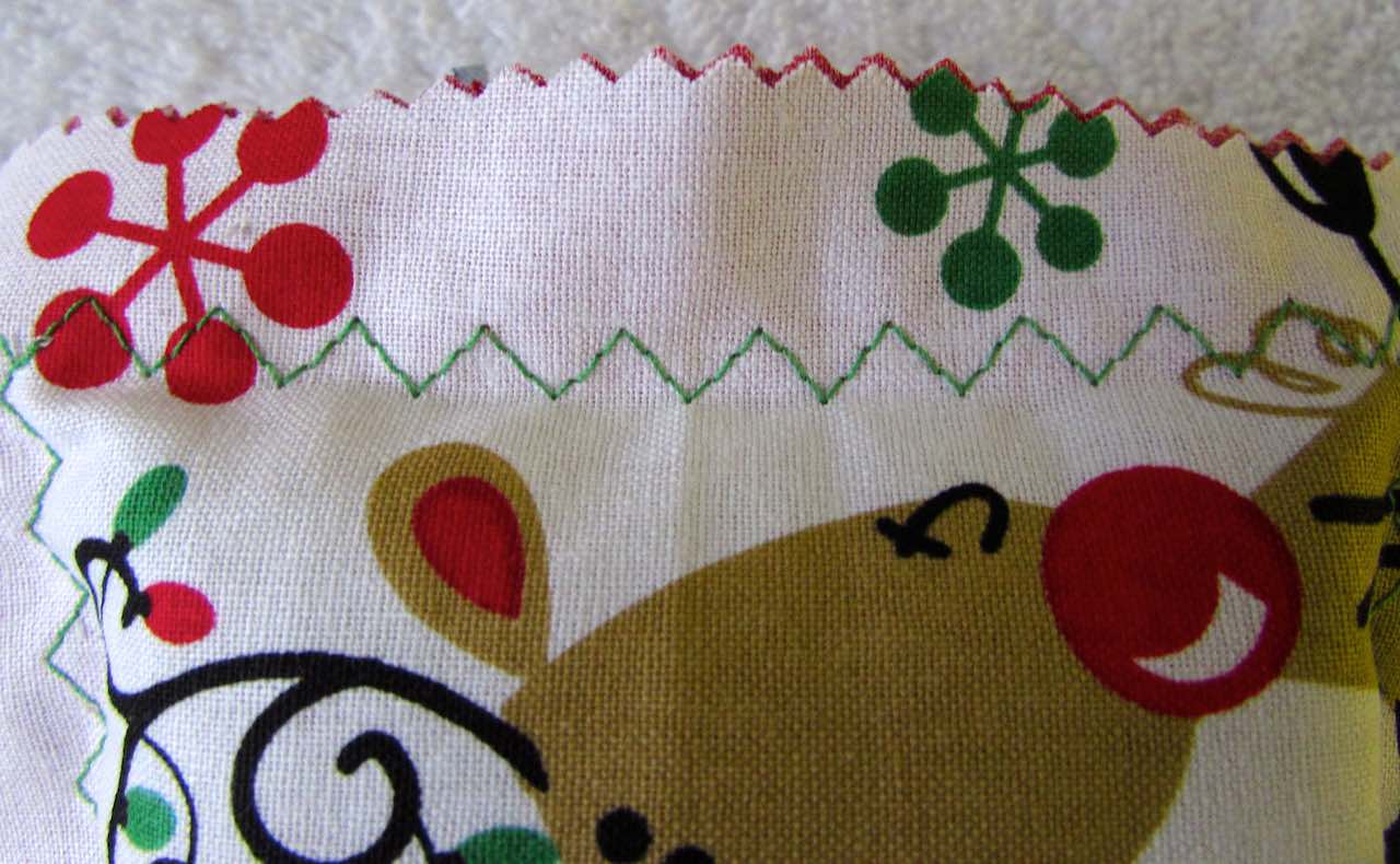 zigzag stitch on scented sachet by www.itchinforsomestitchin.com