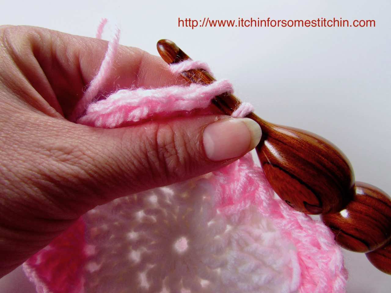 How to Crochet a Granny Heart Square_round 1 by http://www.itchinforsomestitchin.com