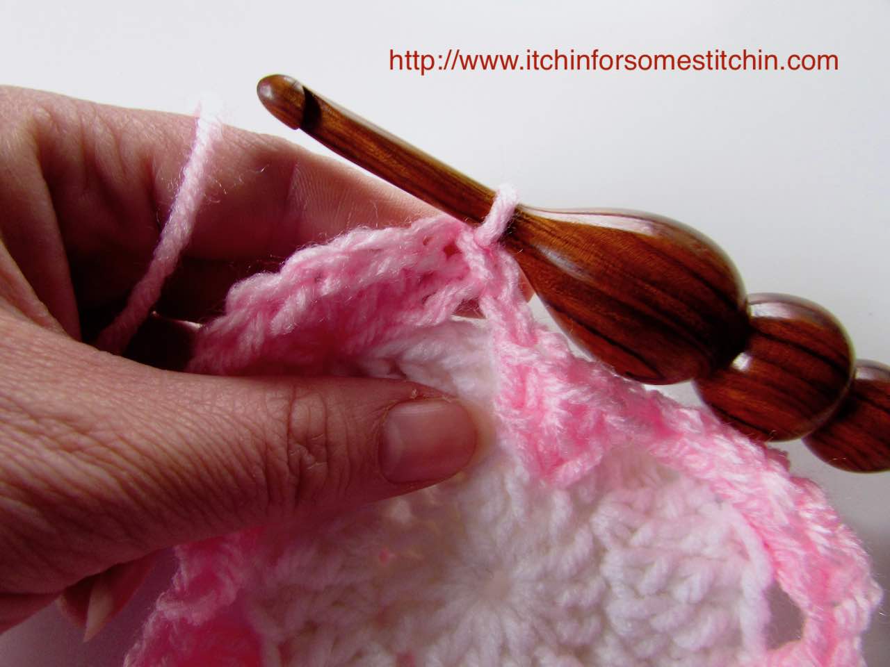 How to Crochet a Granny Heart Square_round 1 by http://www.itchinforsomestitchin.com