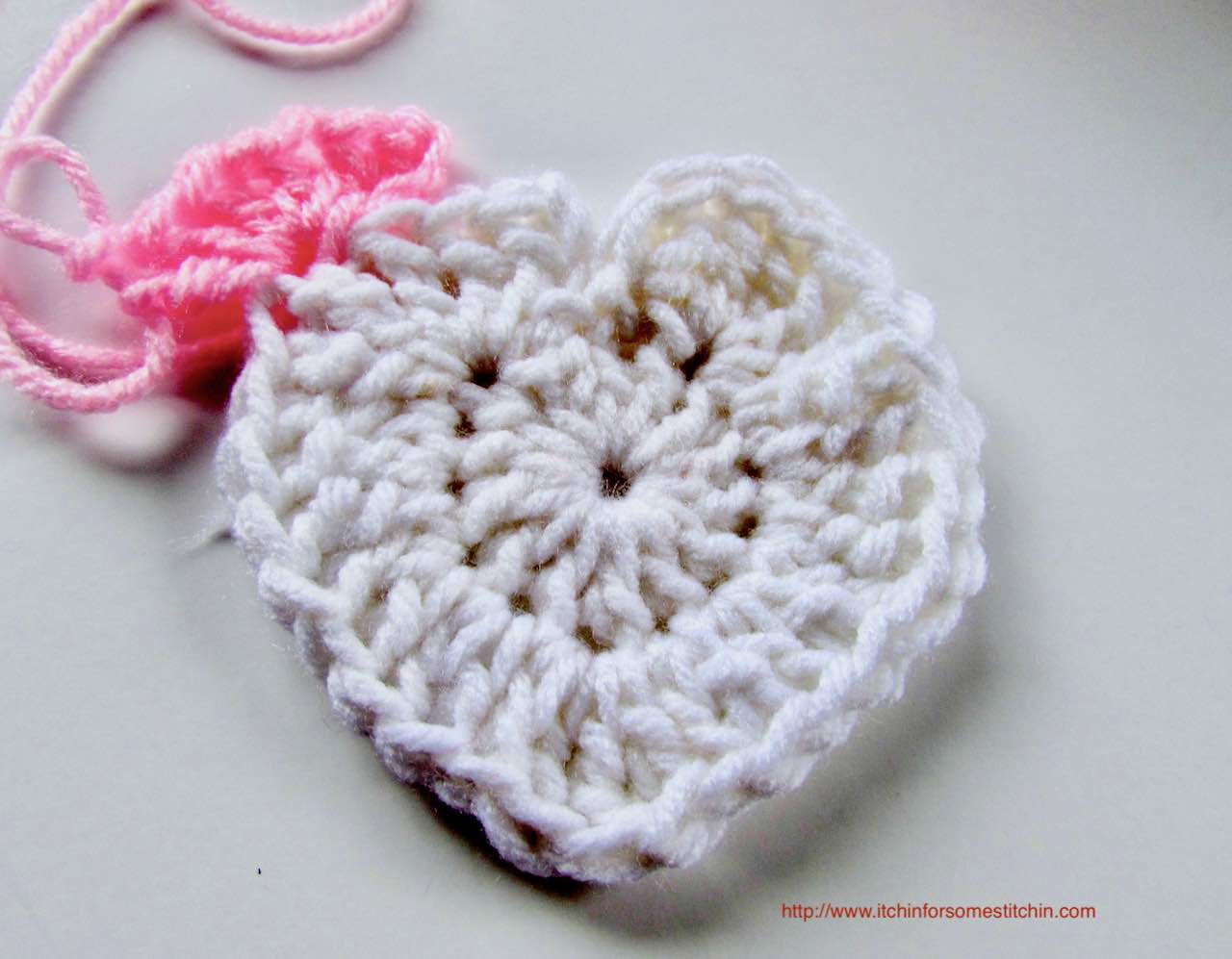 How to Crochet a Granny Heart Square_round 1 by http://www.itchinforsomestitchin.com