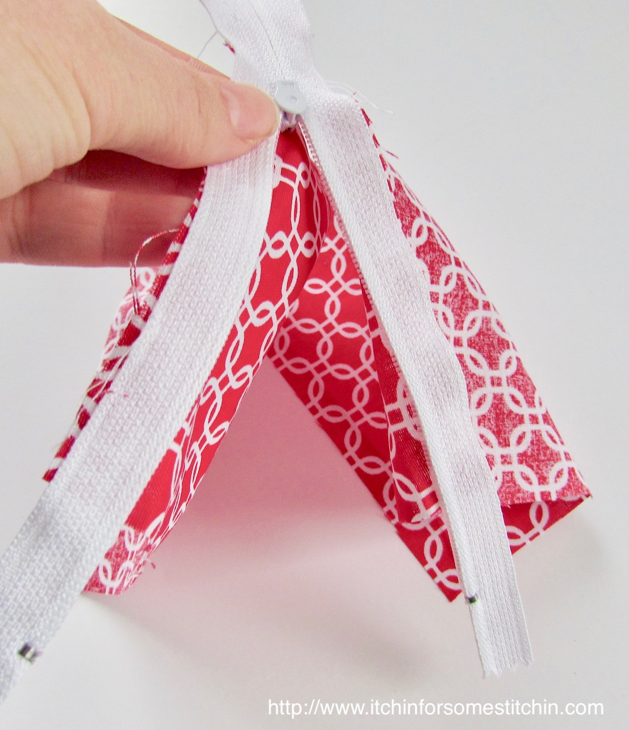 Easy Zipper Pouch Tutorial by http://www.itchinforsomestitchin.com