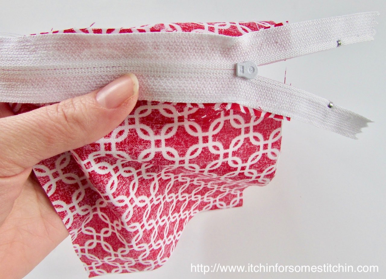 How to Sew a Simple Change Purse by http://www.itchinforsomestitchin.com