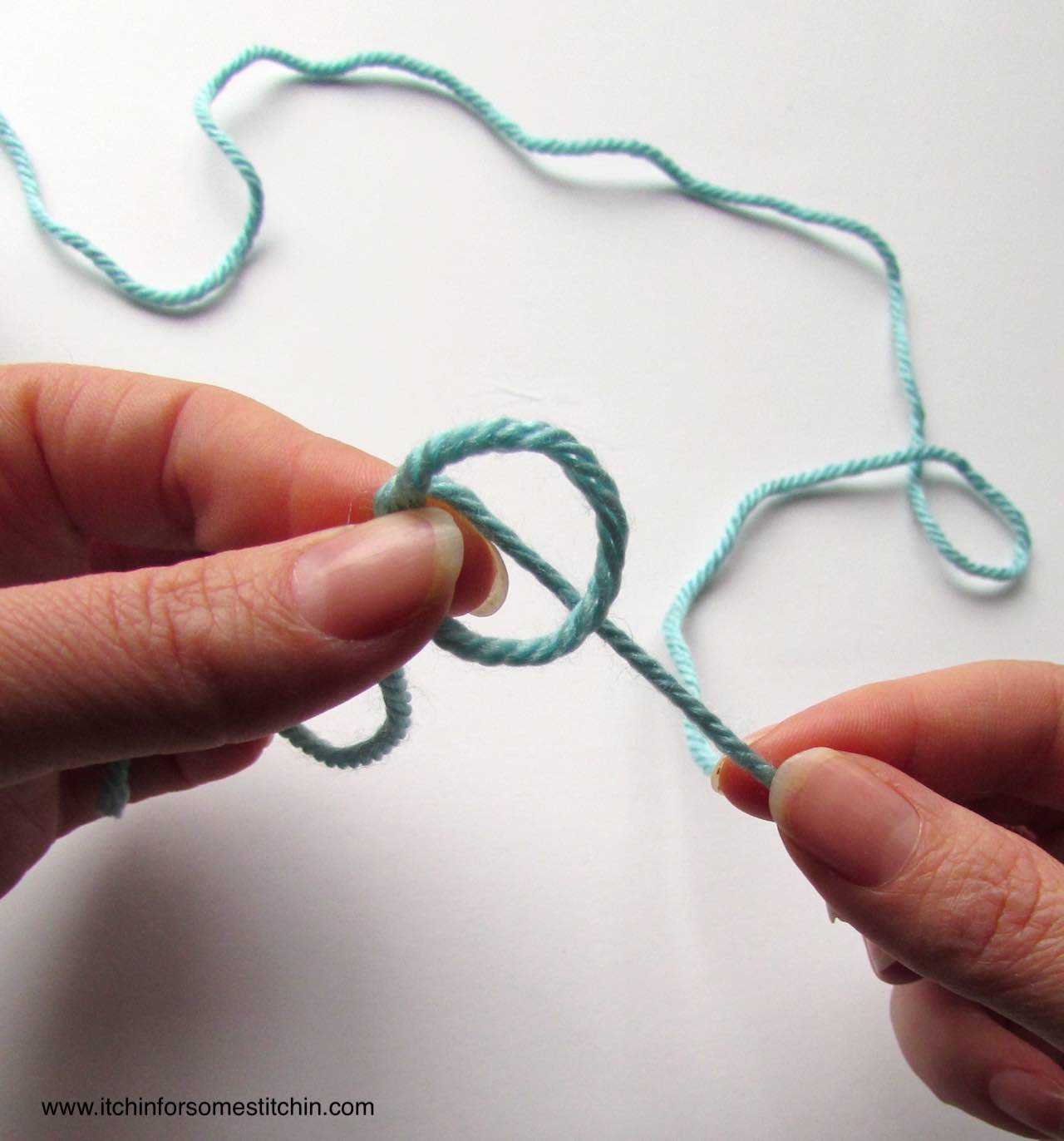 Crochet Beginner Series: How to Make a Slip-knot by www.itchinforsomestitchin.com