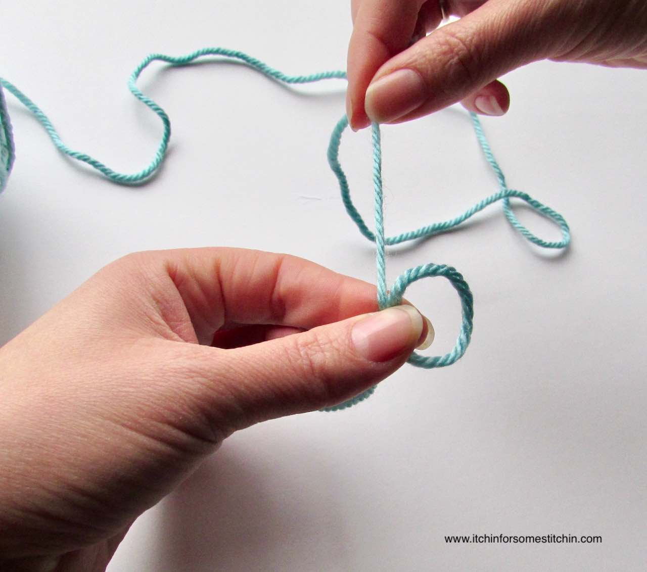 Crochet Beginner Series: How to Make a Slip-knot by www.itchinforsomestitchin.com