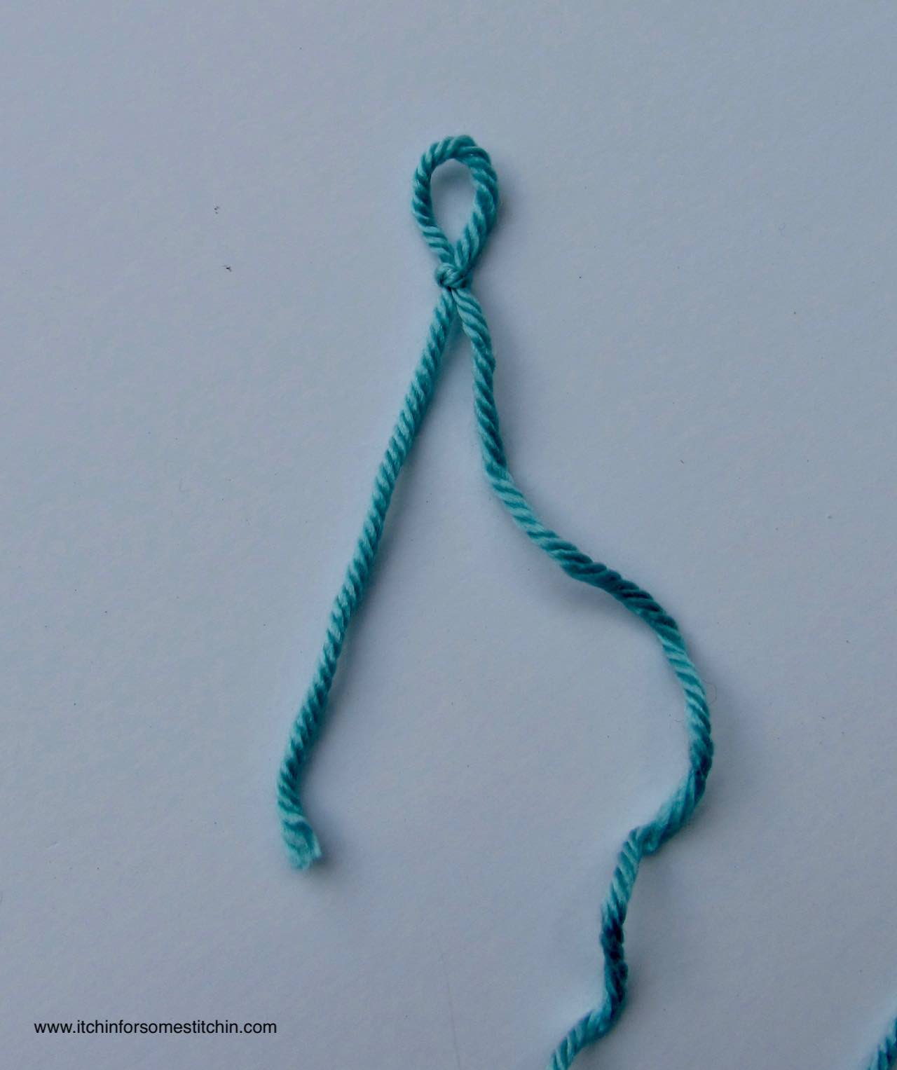 Crochet Beginner Series: How to Make a Slip-knot by www.itchinforsomestitchin.com