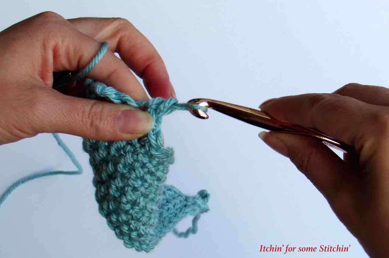 How to Single Crochet for Beginners by www.itchinforsomestitchin.com