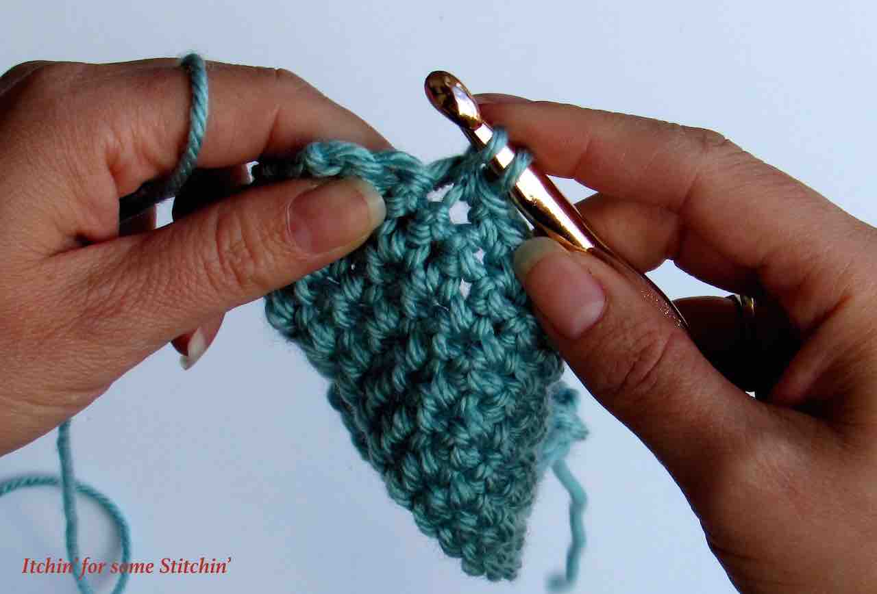 How to Single Crochet for Beginners by www.itchinforsomestitchin.com