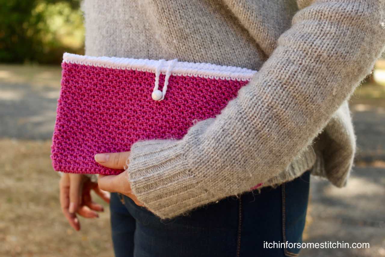 Crochet Seed Stitch Clutch Purse Pattern by itchinforsomestitchin.com