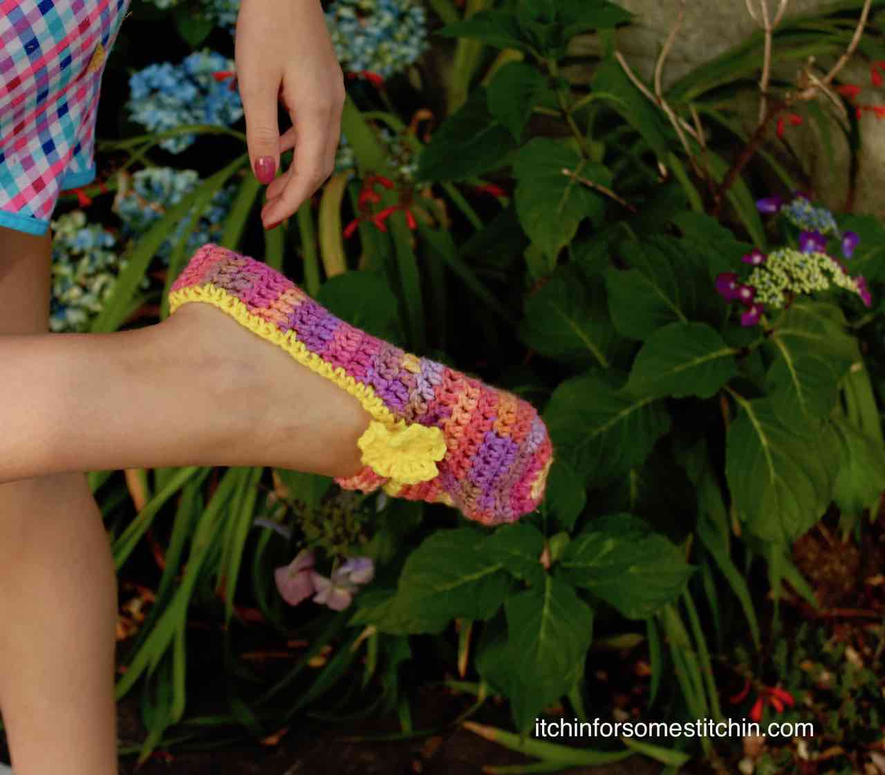 Easy Beginner Slipper Pattern by www.itchinforsomestitchin.com