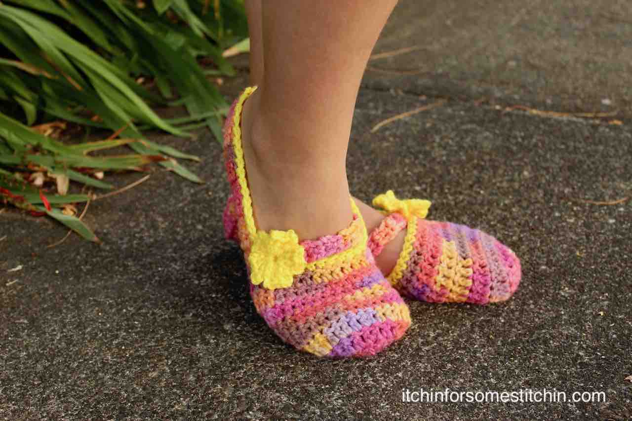 Easy Beginner Slipper Pattern by www.itchinforsomestitchin.com