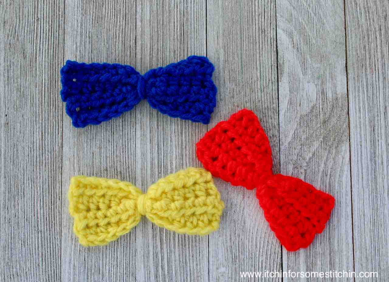 How to Crochet an Easy Bow by www.itchinforsomestitchin.com