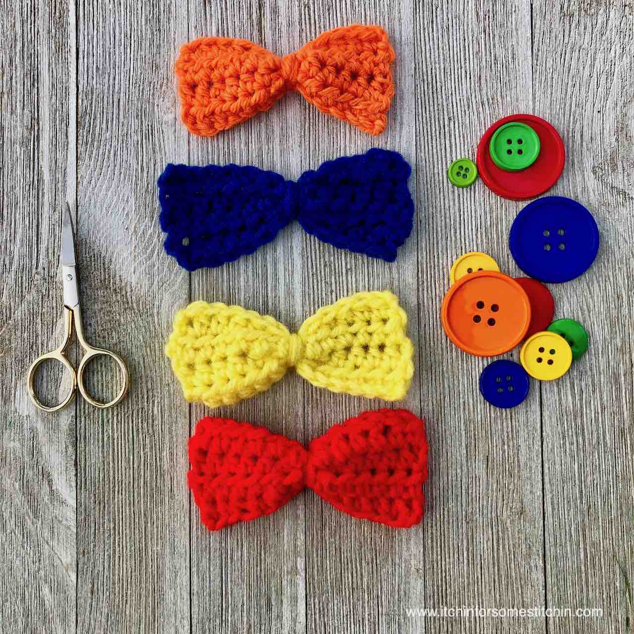 How to Crochet a Bow by www.itchinforsomestitchin.com