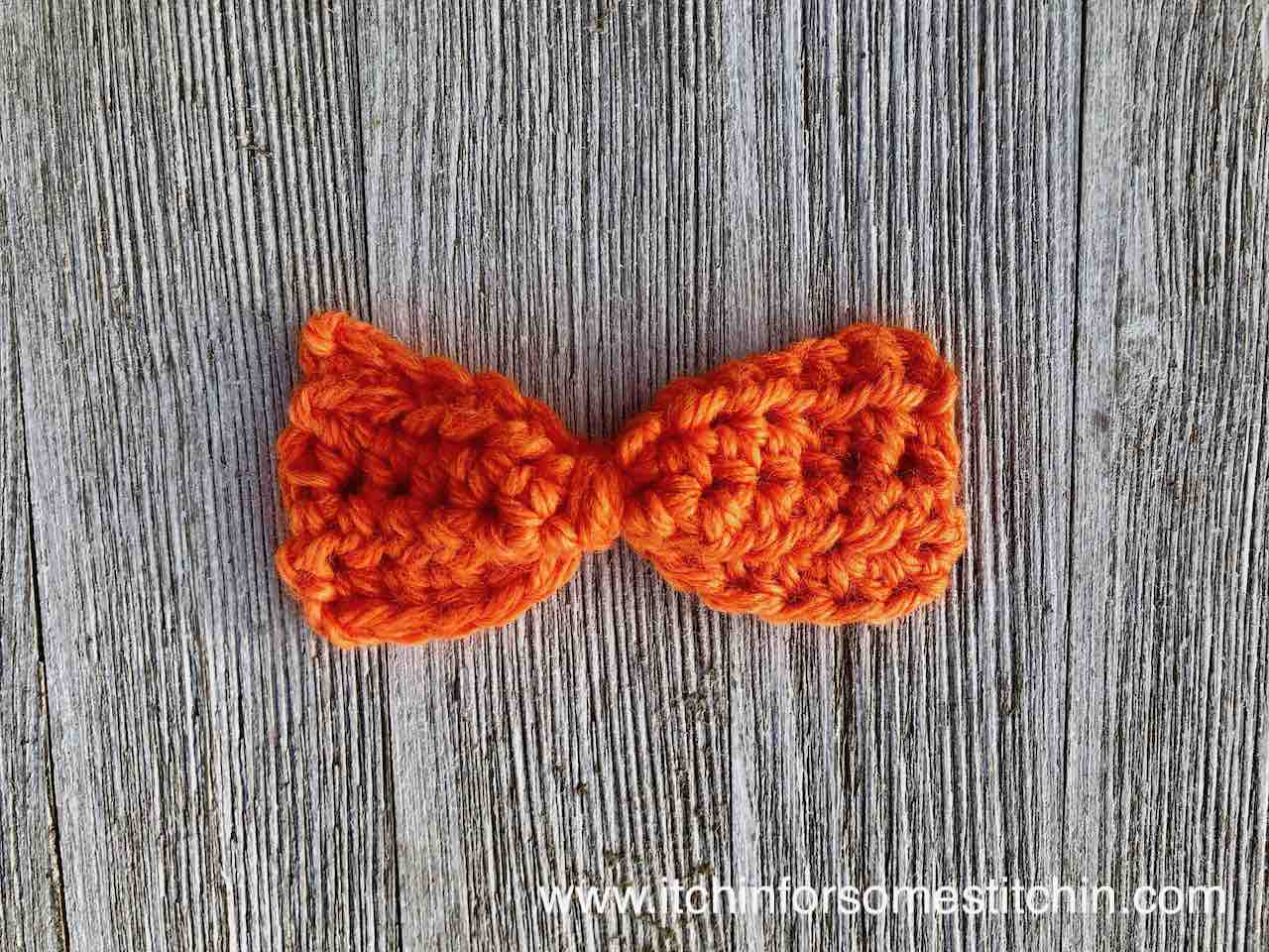 How to Crochet an Easy Bow by www.itchinforsomestitchin.com