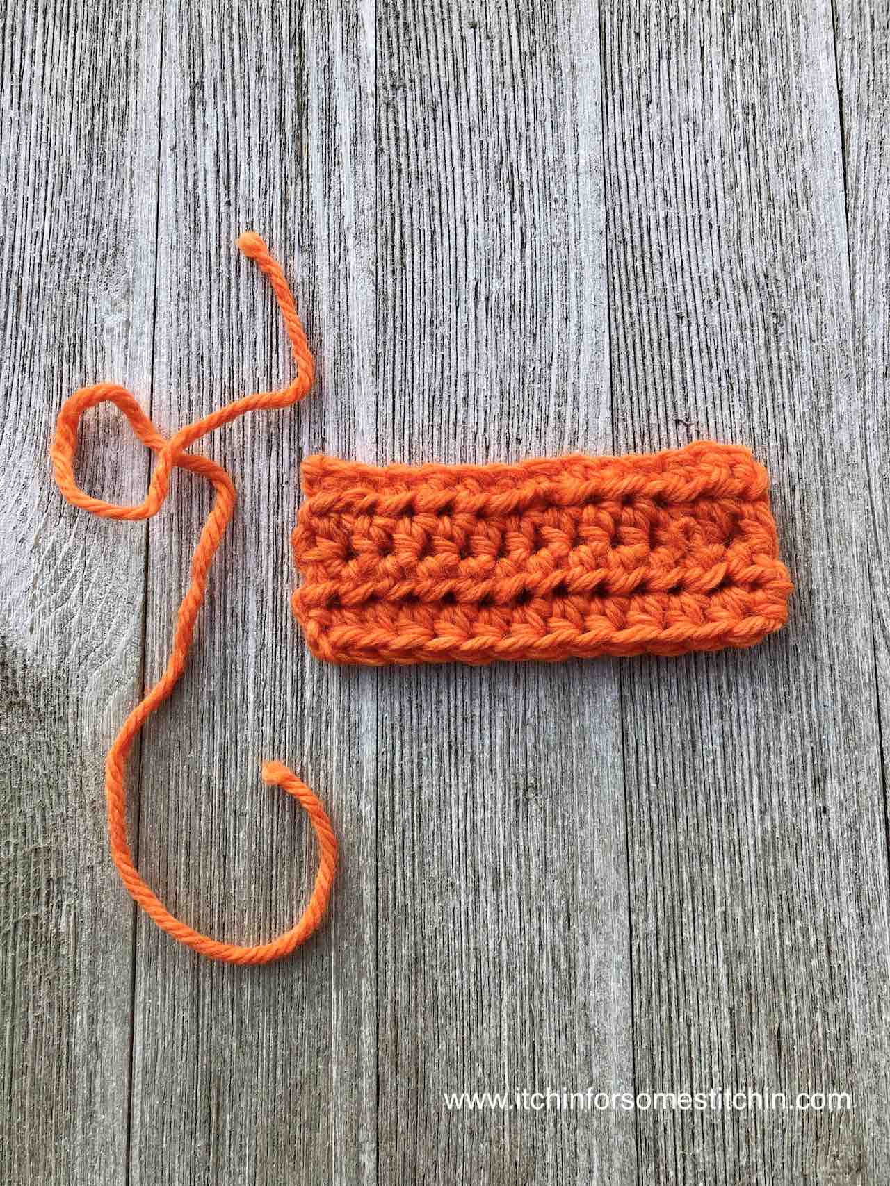 How to Crochet a Bow by www.itchinforsomestitchin.com