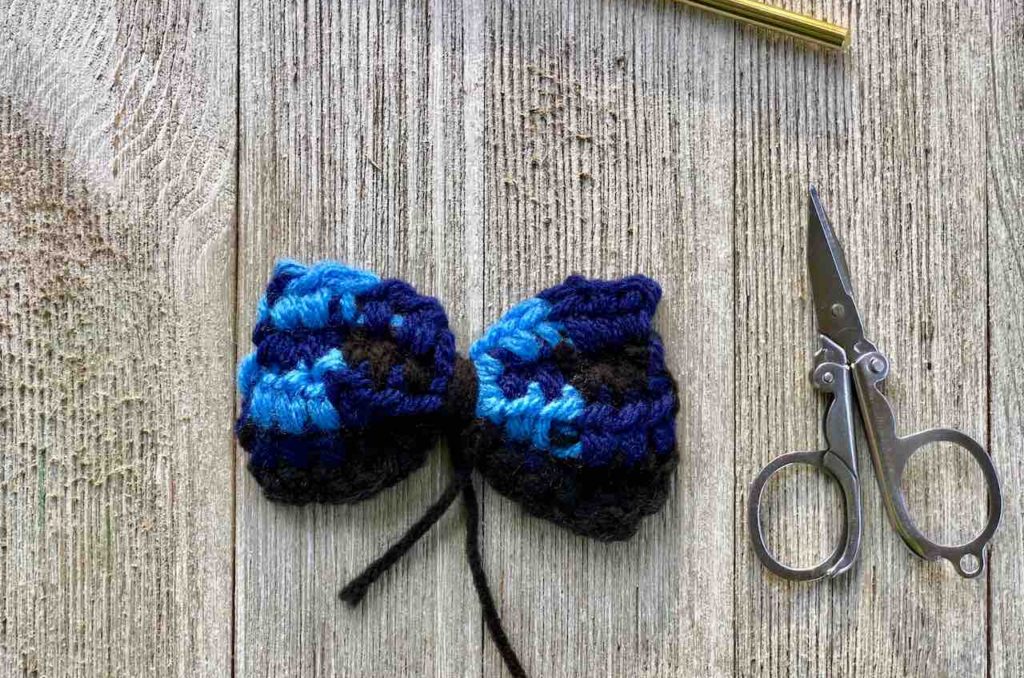 How to crochet a plaid bowtie by www.itchinforsomestitchin.com