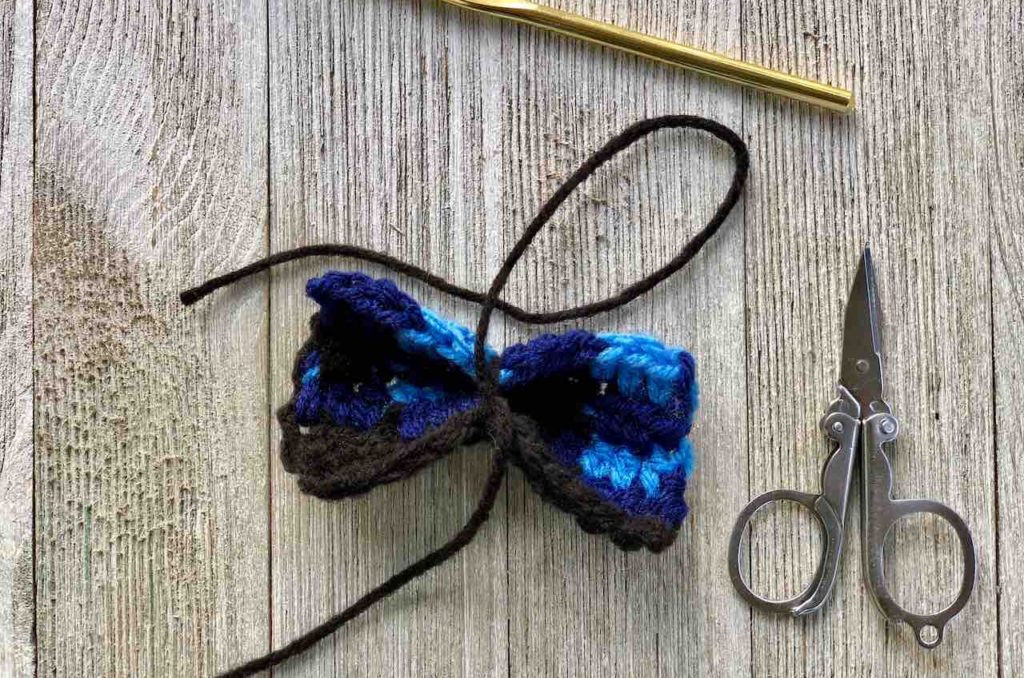 How to crochet a plaid bowtie by www.itchinforsomestitchin.com