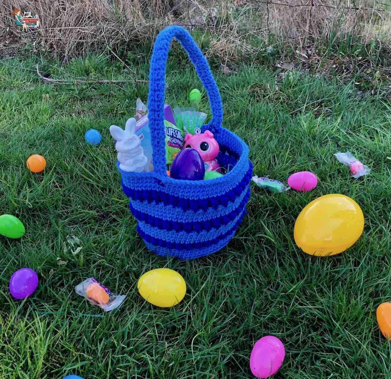 Beginner-friendly Crochet Easter Basket pattern by www.itchinforsomestitchin.com