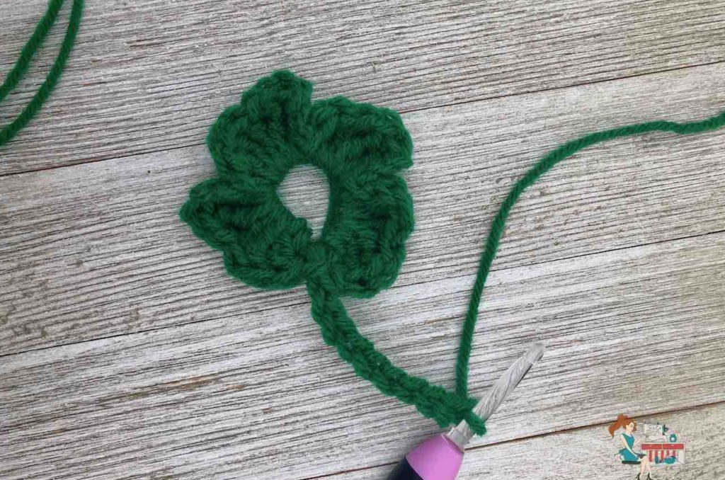 How to form the stem of a crochet shamrock appliqué by www.itchinforsomestitchin.com
