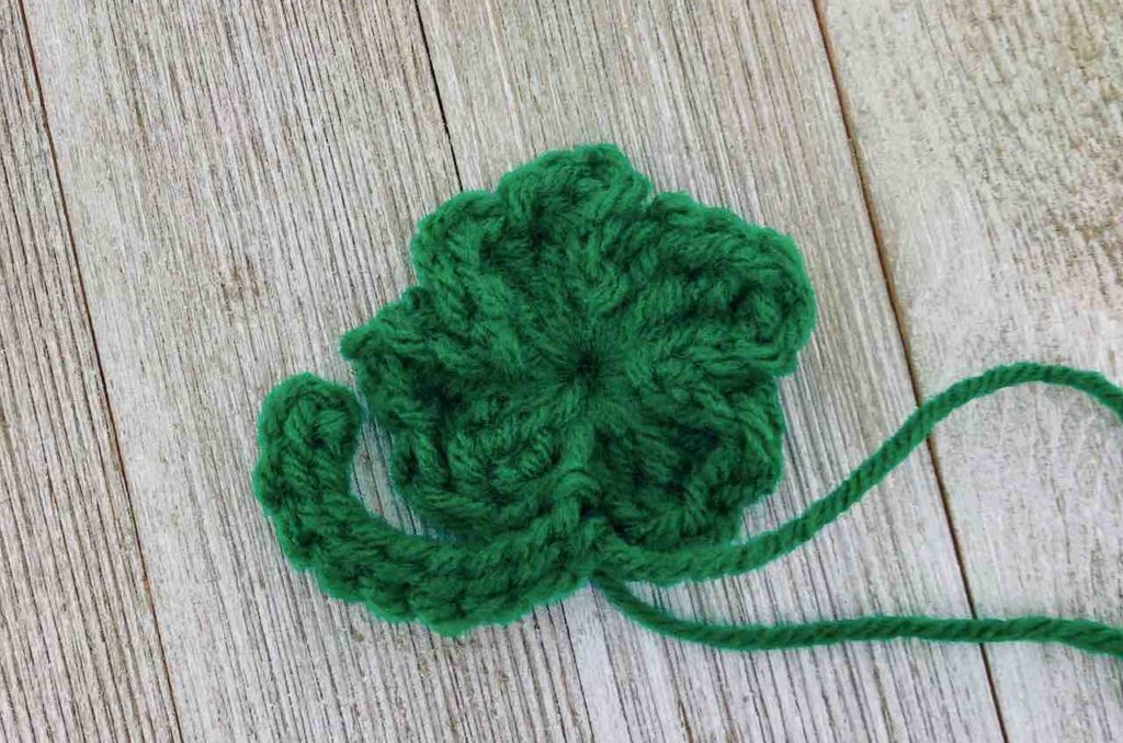 How to crochet a four-leaf clover by www.itchinforsomestitchin.com