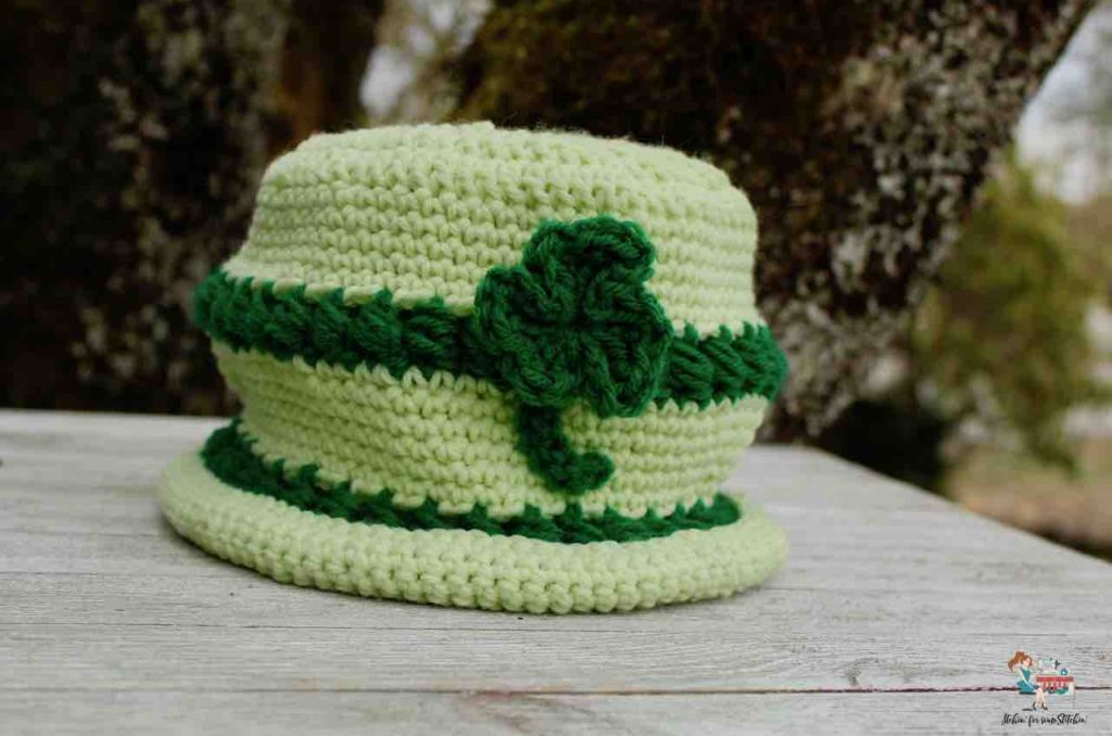 Easy St. Patrick's Day Bowler Hat with clover appliqué by www.itchinforsomestitchin.com