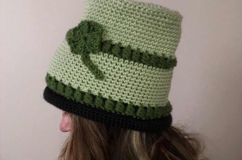 Easy Crochet Top Hat for St. Patrick's Day with Shamrock Appliqué by www.itchinforsomestitchin.com