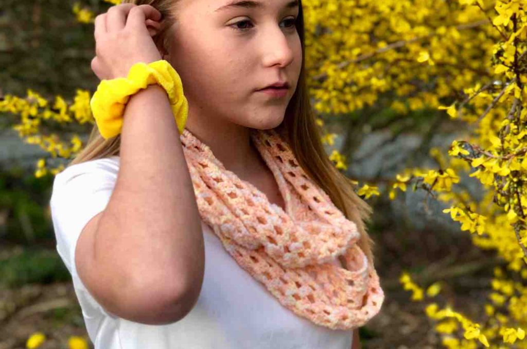 Easy Infinity Scarf pattern by www.itchinforsomestitchin.com