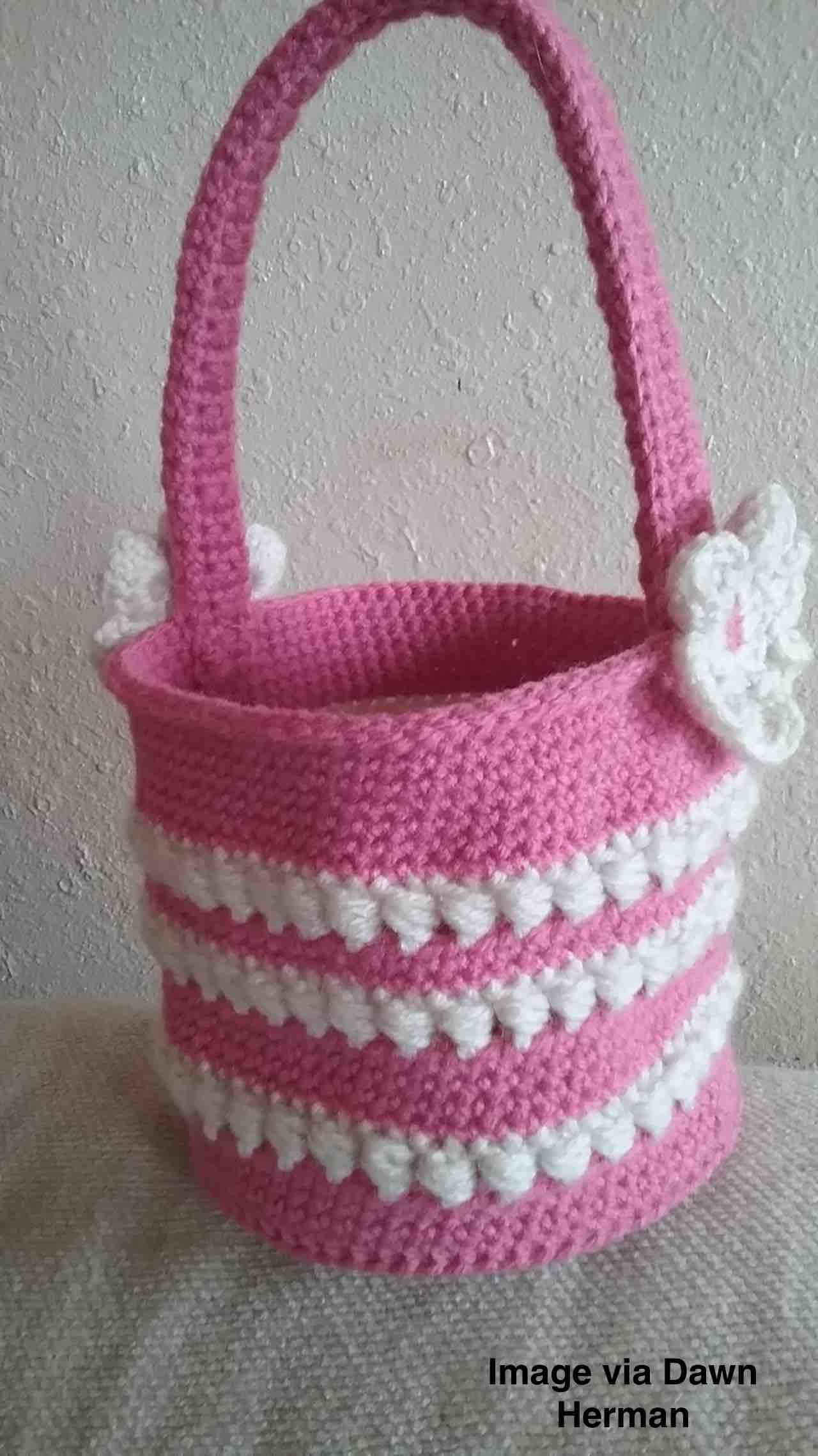 Easy Crochet Easter Basket pattern by www.itchinforsomestitchin.com