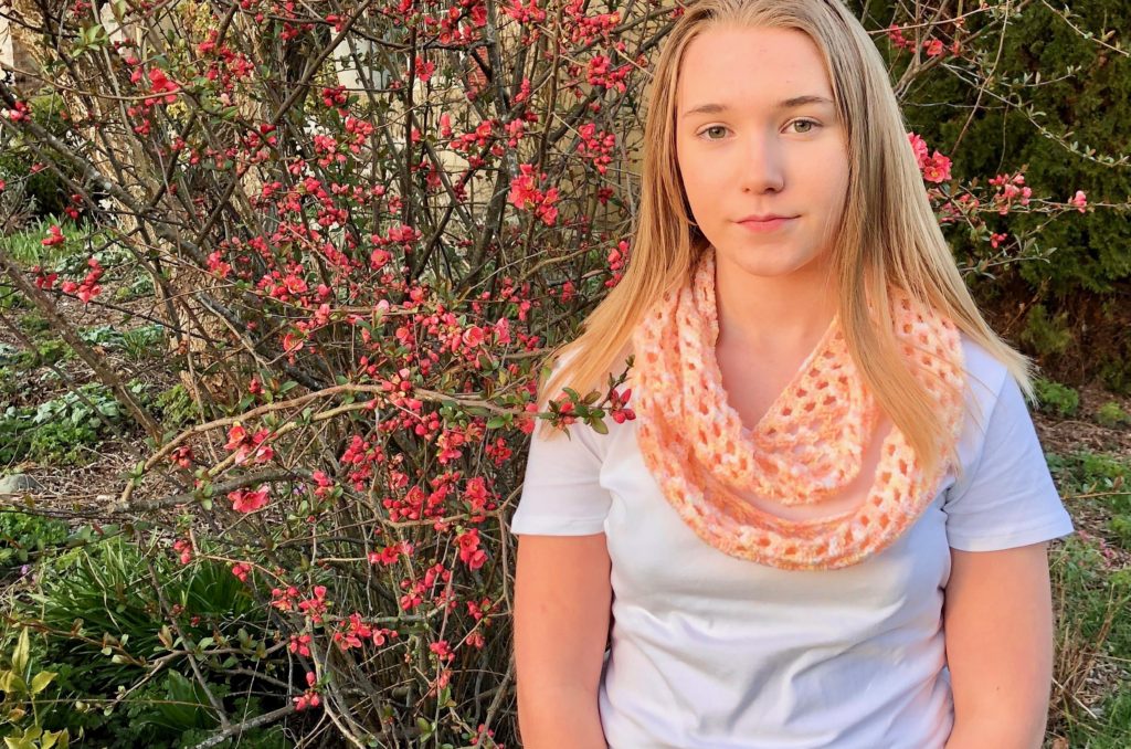 How to Crochet an Infinity Scarf by www.itchinforsomestitchin.com