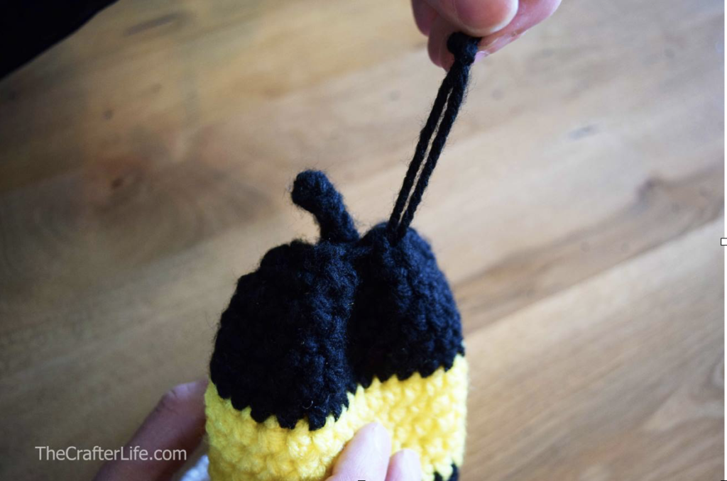 Bee Sunglasses Case Pattern by TheCrafterLife shared on www.itchinforsomestitchin.com