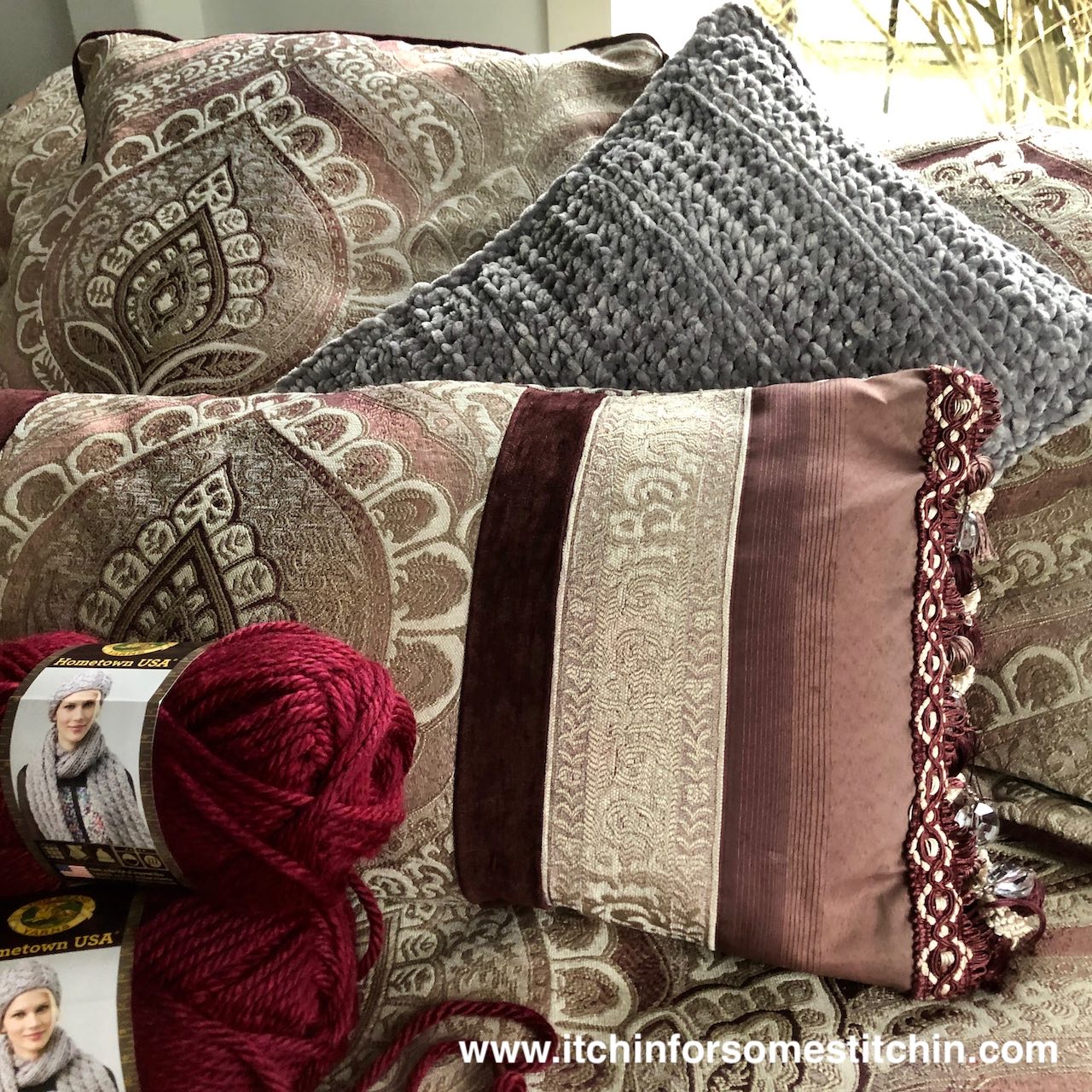 How to Crochet a Pillow by www.itchinforsomestitchin.com