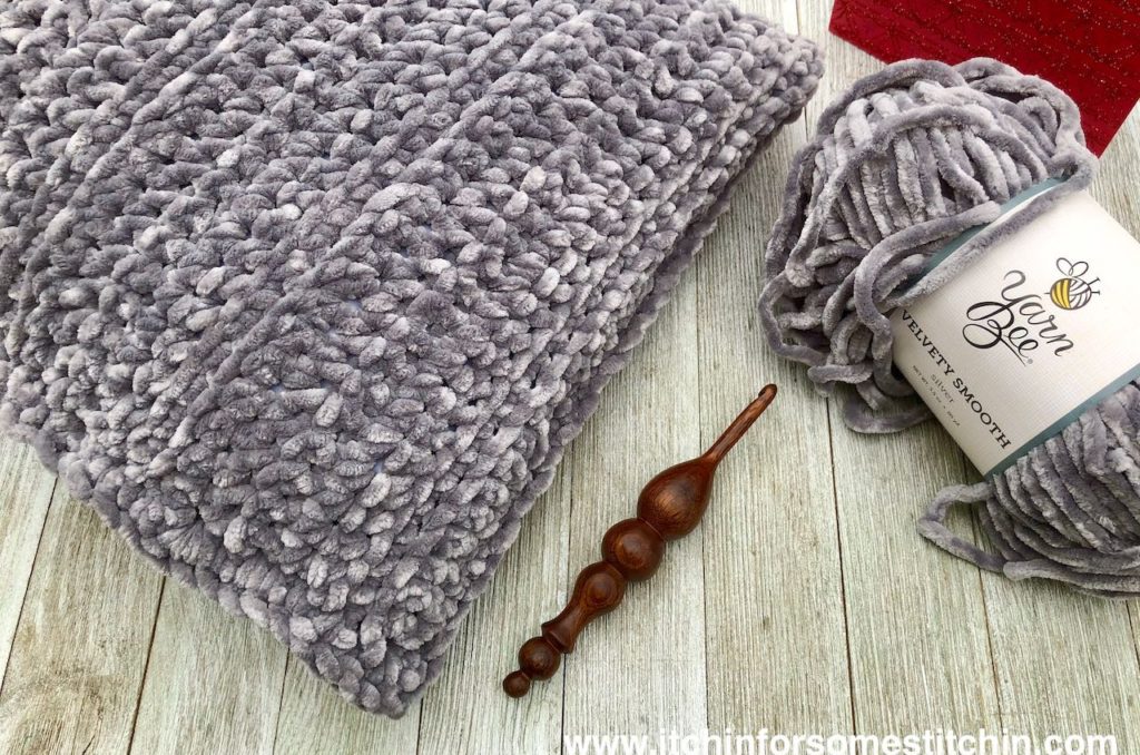How to Crochet a Throw Pillow by www.itchinforsomestitchin.com