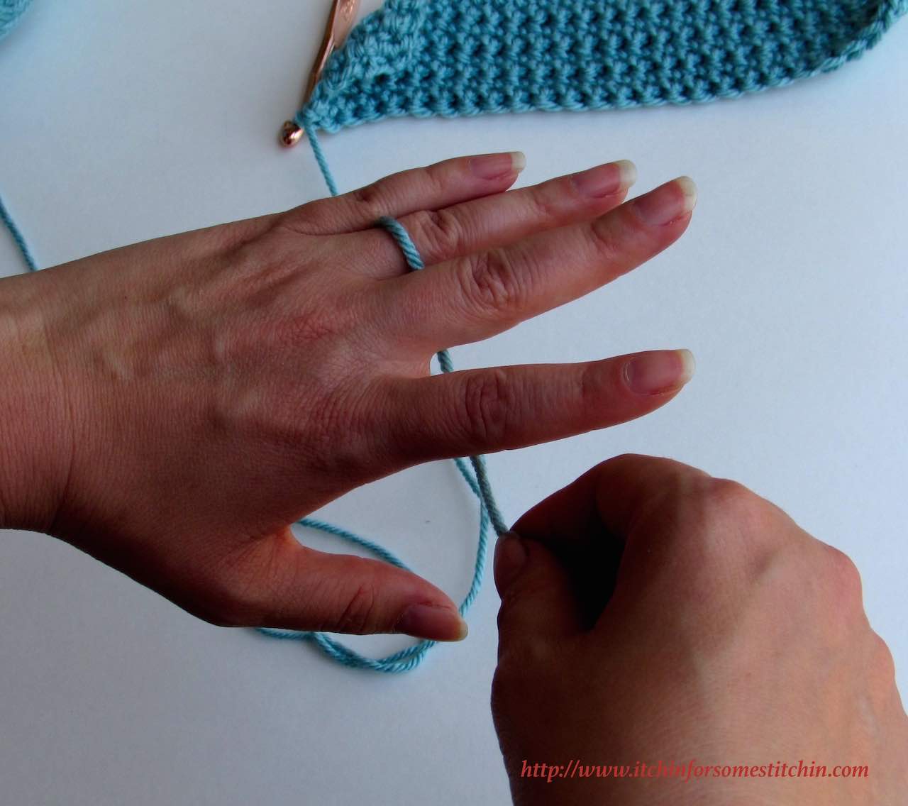 How to Hold the Yarn when Crocheting Itchin' for some Stitchin'