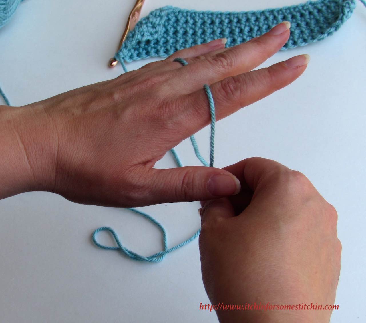 How to Hold the Yarn when Crocheting Itchin' for some Stitchin'