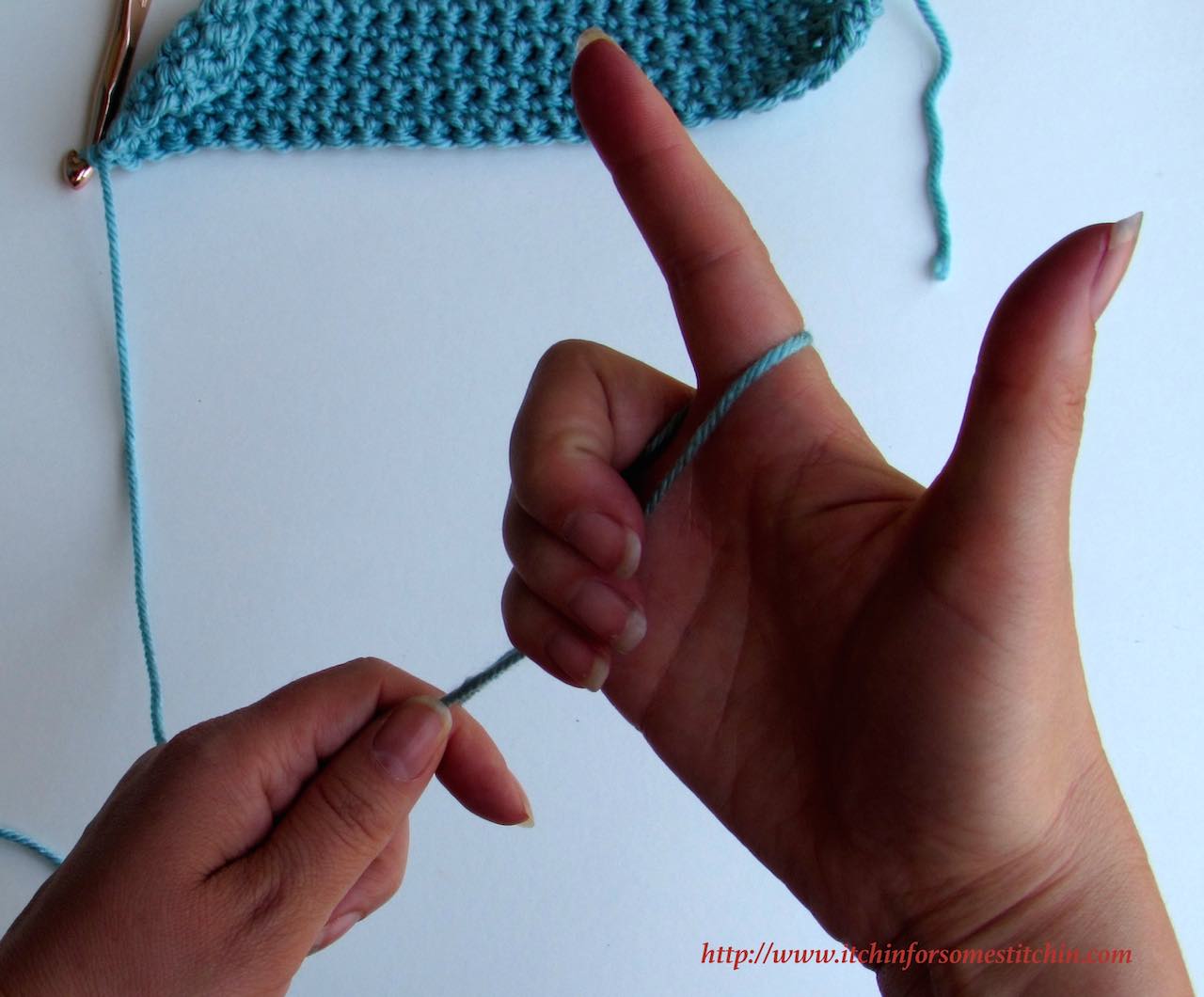 How to Hold the Yarn when Crocheting Itchin' for some Stitchin'
