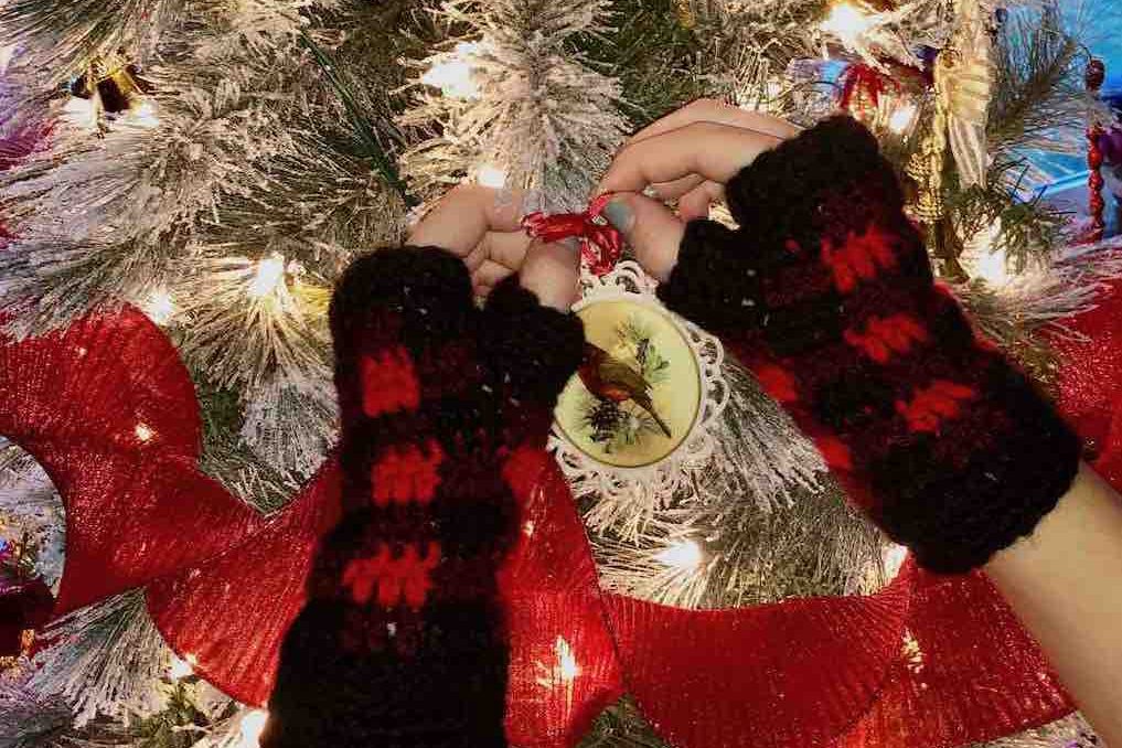 Crochet Buffalo Plaid Fingerless Gloves by itchinforsomestitchin.com